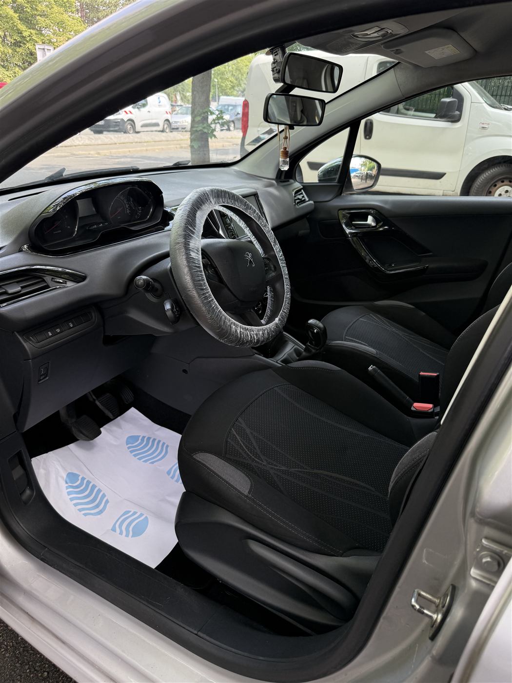 Intérieur Peugeot 208 nettoyé par Mister Propre